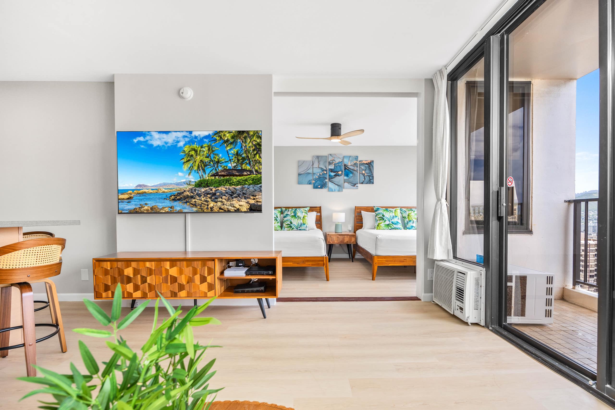 30Fl Renovated w/ Parking | Short Walk to Beach - Image 9