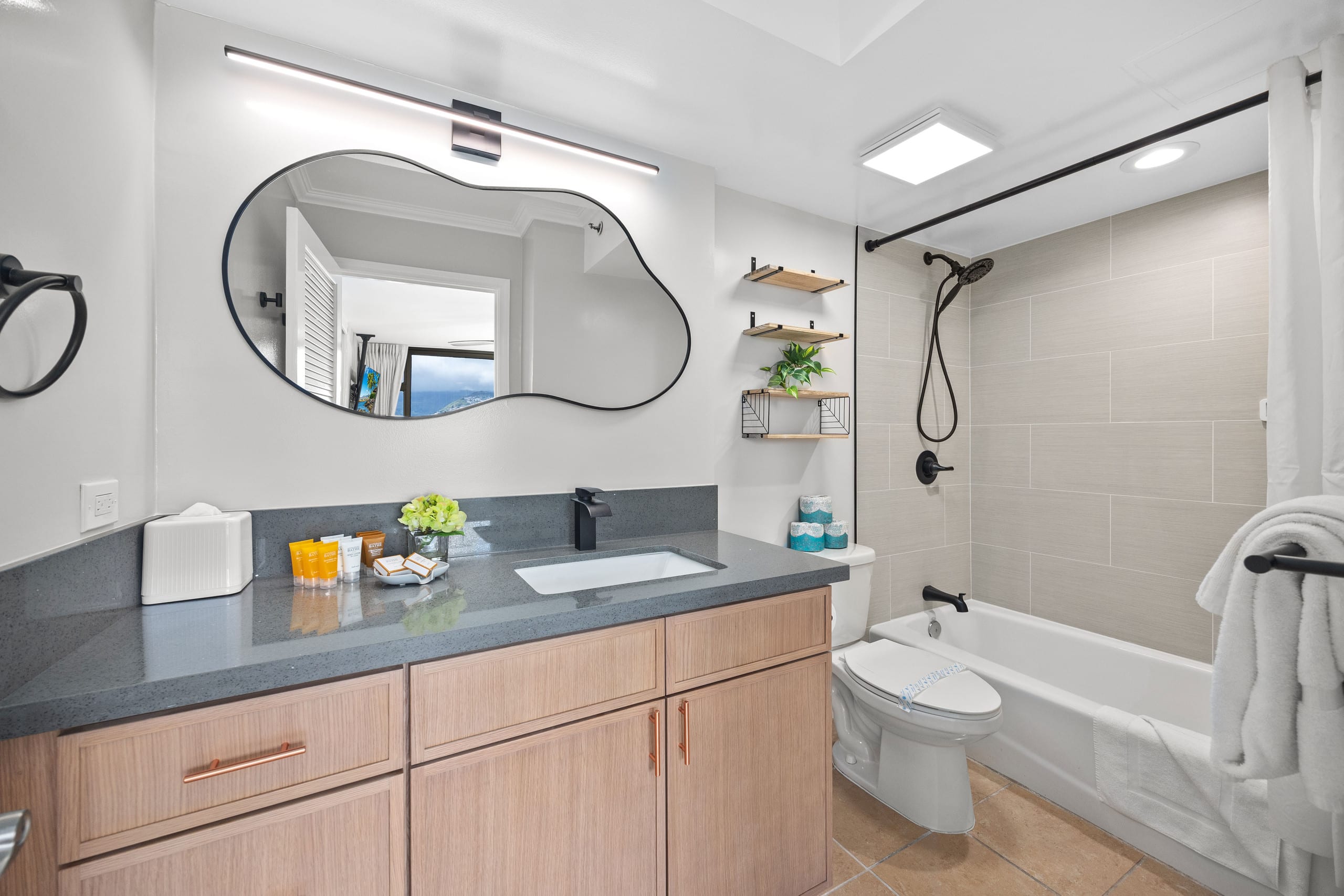 30Fl Renovated w/ Parking | Short Walk to Beach - Image 36