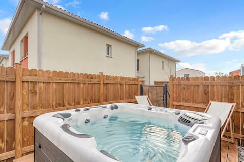 Charming apartment with HOT TUB.