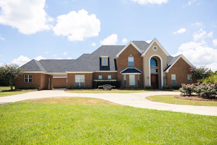 Guest favorite listing in Montgomery