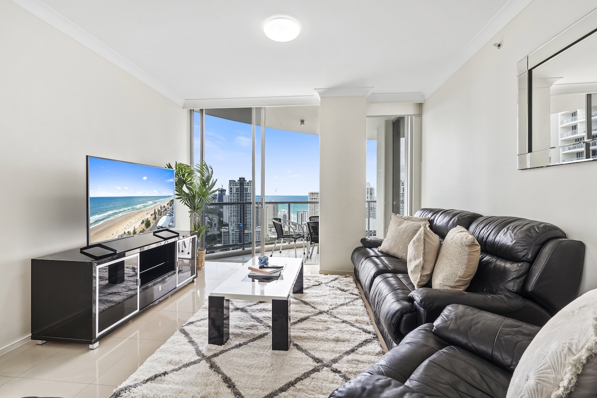 Experimenta la vida de lujo mientras descansas en esta elegante sala de estar.