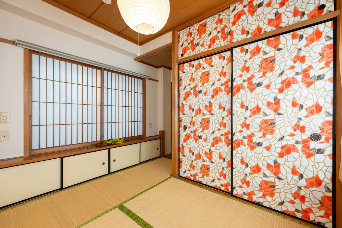 غرفة على الطراز الياباني مع حصير تاتامي. يمكن استخدامه كغرفة نوم مع مجموعتين من الأرائك.
عند فتح الفوسوما (الباب المنزلق)، يتم تخزين الأريكة.
بالإضافة إلى ذلك، يتم تركيب ستائر متدحرجة لحجب الضوء للحصول على ليلة نوم جيدة.