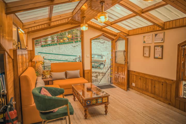 Scenic Room | Mountain Views & Modern Comfort - 西姆拉