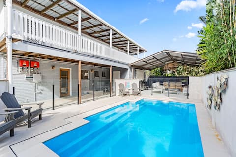 Hervey Bay Holiday House - 5 Bed, Pool, Beach