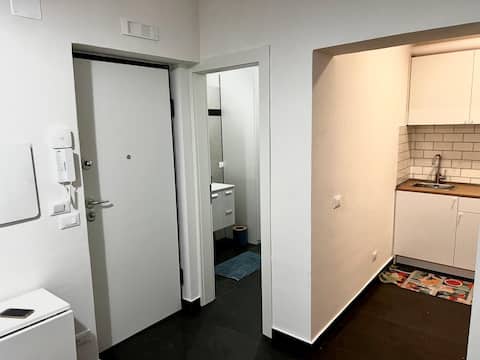 Top Airbnb: Lovely two-room apartment with kitchen, air conditioning, and Wi-Fi. in Reggio Di Calabria