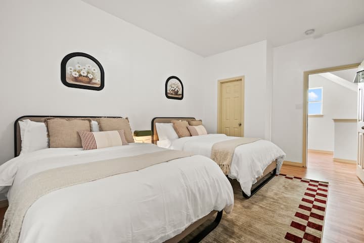 חדר השינה הזה ממוקם ליד המדרגות, ומוביל לסלון לגישה נוחה