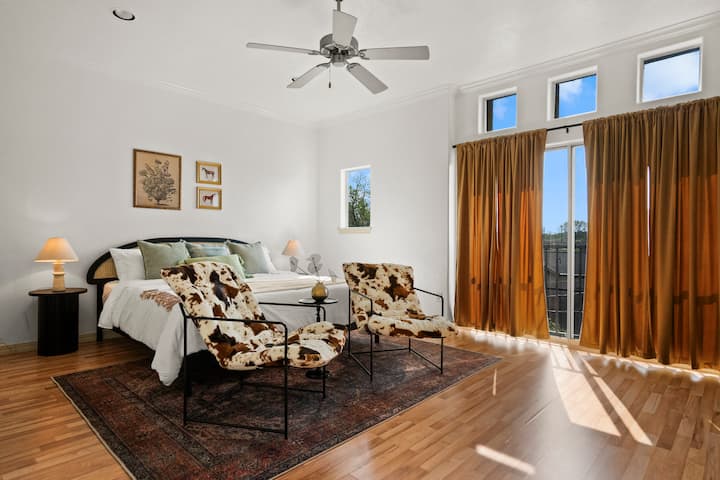 חדר השינה הראשי הוא חלל מואר היטב עם הרבה חלונות, עם סגנון כפרי אך ביתי לאווירה נעימה.