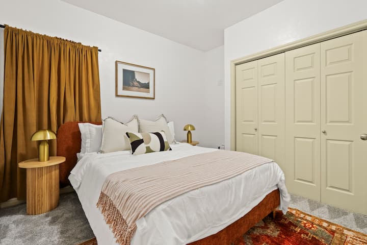 חדר השינה הזה כולל מיטת קווין סייז, מעוצבת להפליא עם גווני אדמה רכים לאווירה שלווה ומרגיעה.