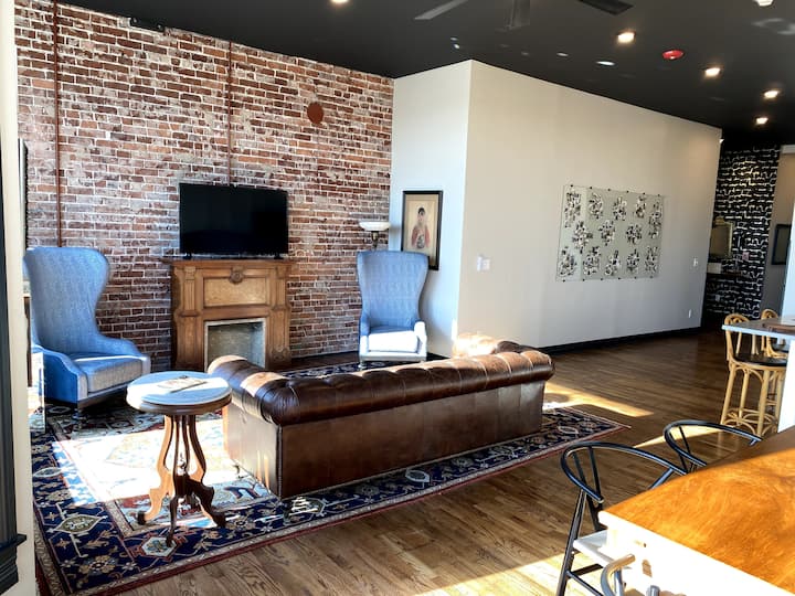 Luxury Hotel-style Loft Downtown - Pittsburg, KS