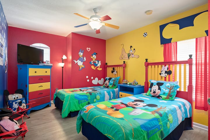 Dhomë gjumi Mickey dhe Miqtë me tematikë fëmijët me krevate dopio, televizor 32 inç, XBOX One me lojëra Kinect dhe XBOX
