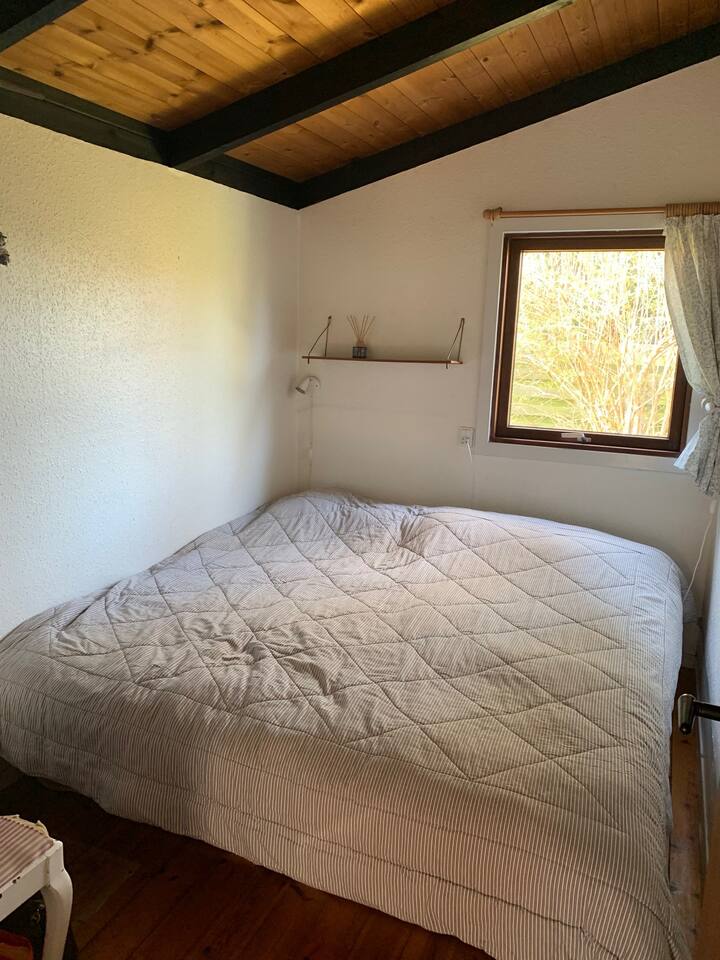 Spavaća soba s bračnim krevetom