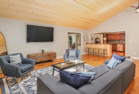 Successful Airbnb property: Private 5 BR Retreat, Pond, Kayaks & Gameroom in Charlotte