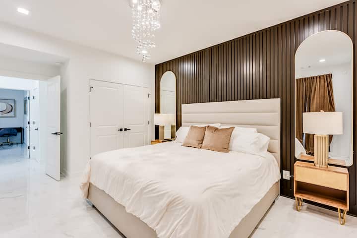 Veçoritë: 
- Krevat i madhësisë king, i përsosur për t 'u çlodhur pas një dite eksplorimi
- Shijo shfaqjet e tua të preferuara në televizorin me ekran të sheshtë
