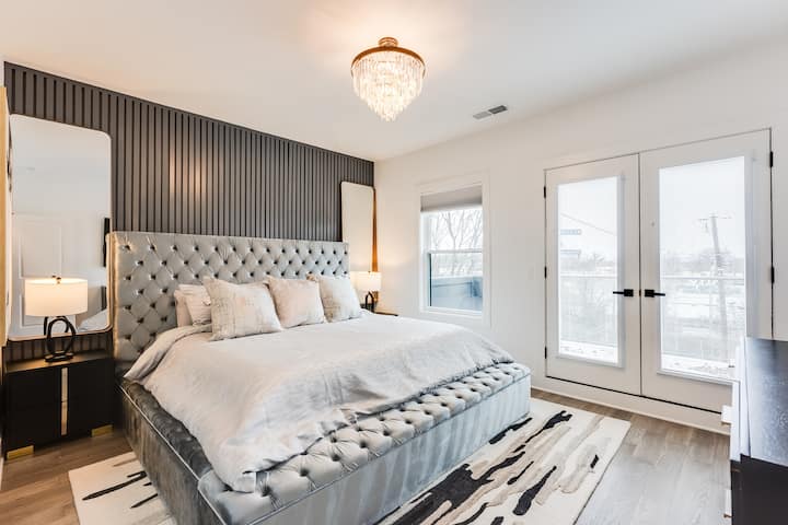 Veçoritë: 
- Krevat i madhësisë king, i përsosur për t 'u çlodhur pas një dite eksplorimi
- Ballkon privat për një frymë ajri të pastër dhe një pamje të qetë
- Një banjë private, e kompletuar me peshqirë dhe artikuj tualeti të freskët 