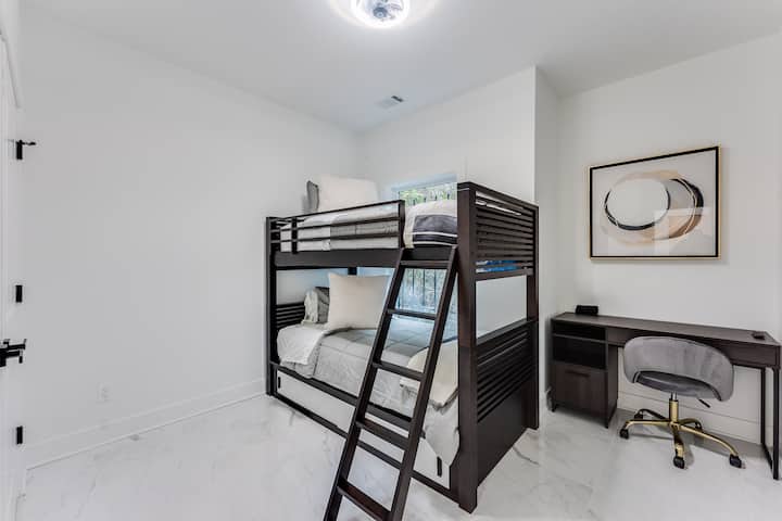 Veçoritë:
- Krevat marinar i rehatshëm, i përsosur për familjet ose miqtë
- Tavolinë e dedikuar dhe hapësirë kompjuteri - ideale për punë në distancë, seanca studimi ose planifikimi i aventurës tënde të ardhshme.
- Çlodhu me shfaqjet e tua të preferuara në televizorin me ekran të sheshtë