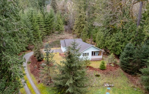 Creek Home in the woods w/Hottub-North Cascades NP