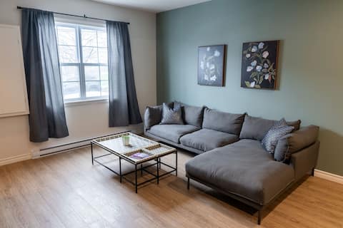 Popular Airbnb listing: Signal Hill Suites in The Battery