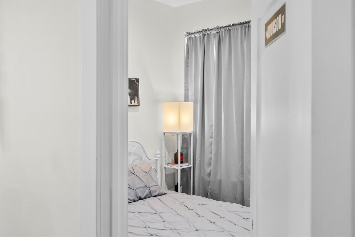 Спете спокойно в тази мечтателна спалня! Мекото осветление, удобното легло и успокояващите тонове го правят идеалното място за отдих. Червеният цвят придава индивидуалност, а произведенията на изкуството на стената създават приятна атмосфера. Целите за сън са постигнати.