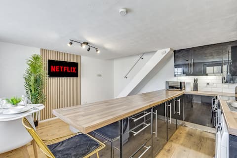 Cozy Riverside Cottage in Hertford Town + Parking