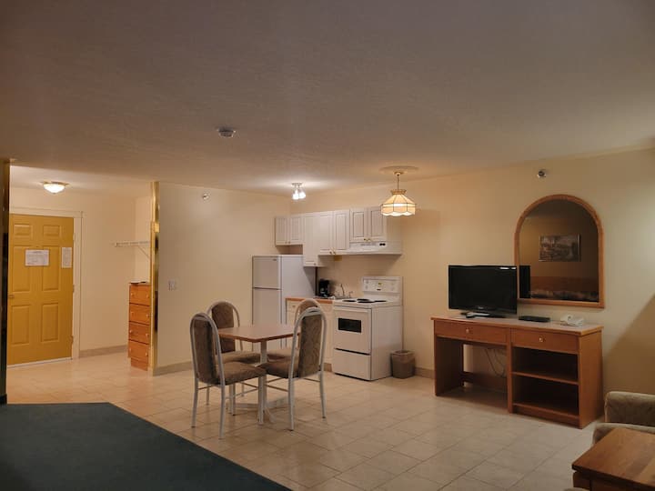 Deluxe Room With Kitchen - Whitecourt