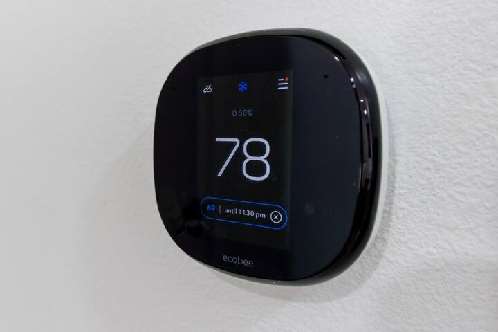 Spacious Luxury Home With Private Pool gallery image 4