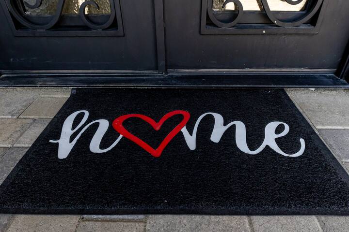 Spacious Luxury Home With Private Pool gallery image 3