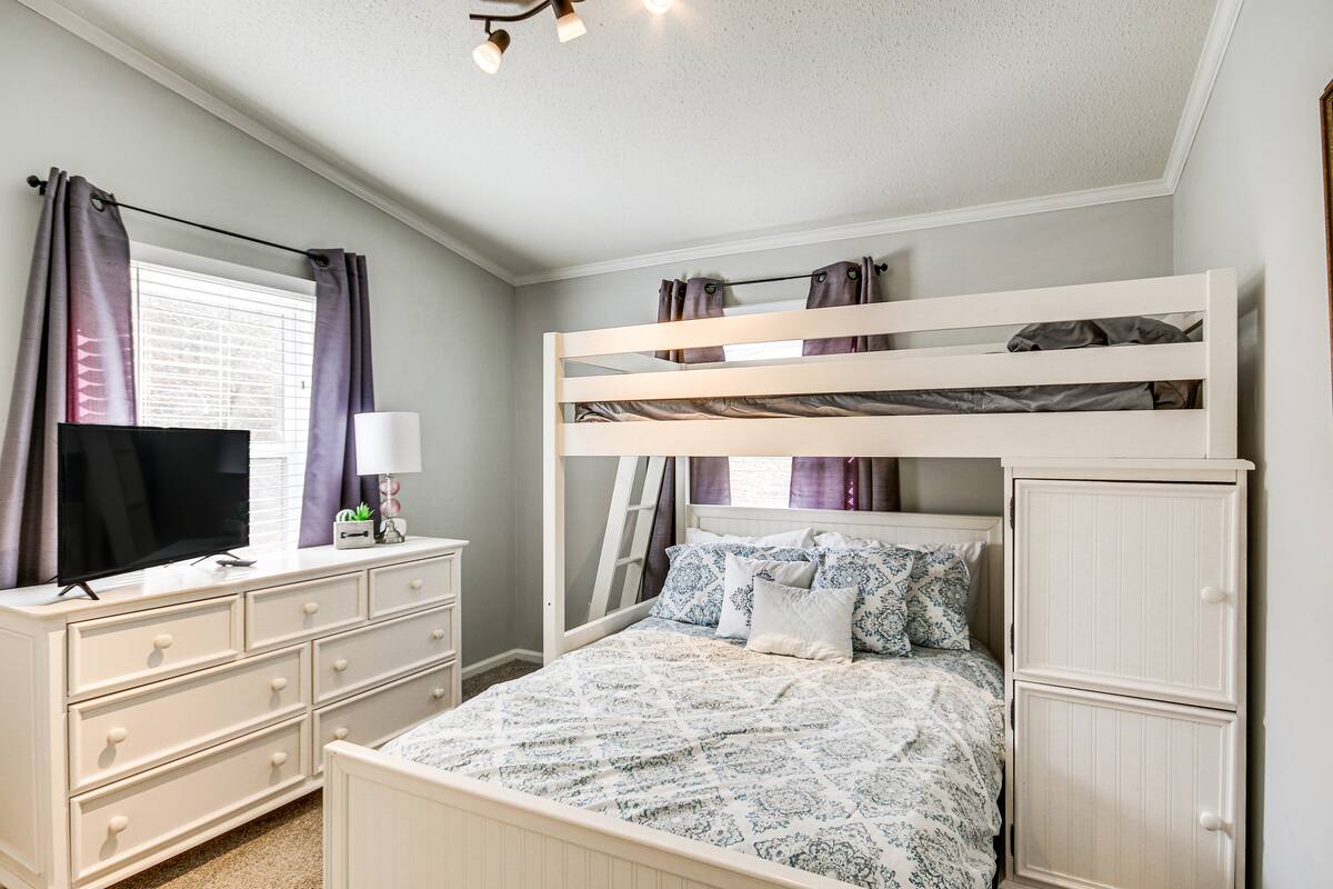 Spavaća soba 4 | Bračni krevet (širine 150-179 cm)
