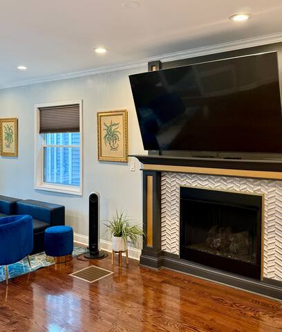 Stunning Home in Prime Chicago with Private Pool gallery image 3