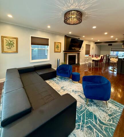 Stunning Home in Prime Chicago with Private Pool gallery image 2