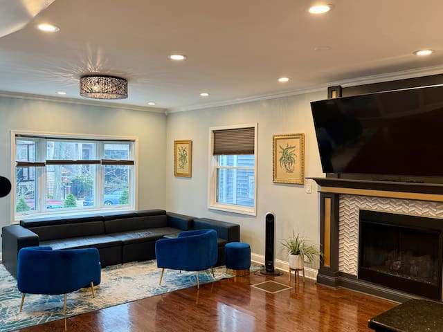 Stunning Home in Prime Chicago with Private Pool