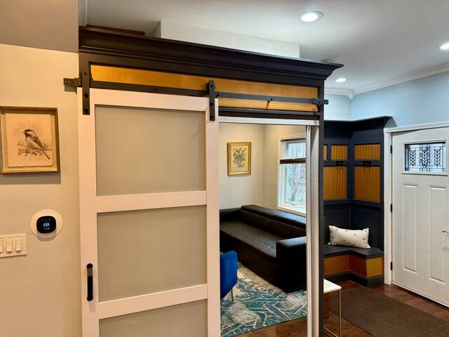 Stunning Home in Prime Chicago with Private Pool gallery image 4