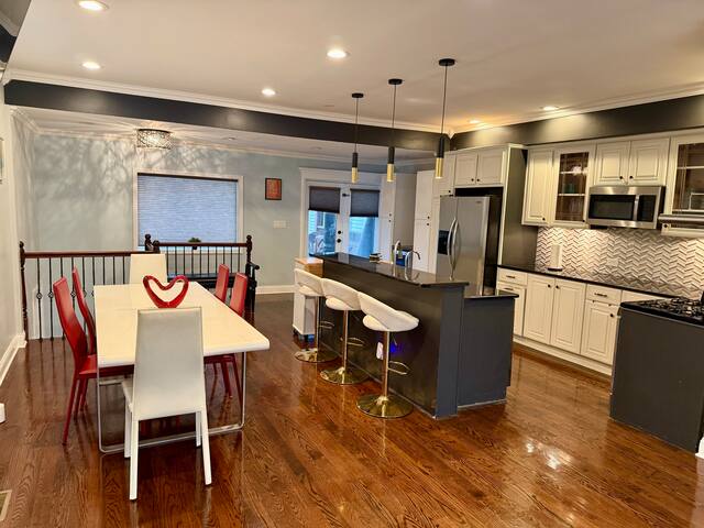 Stunning Home in Prime Chicago with Private Pool gallery image 5