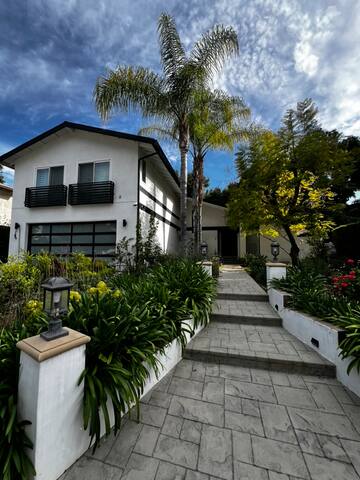 Stylish 4BR 4Beds Calabasas Getaway For Family gallery image 2