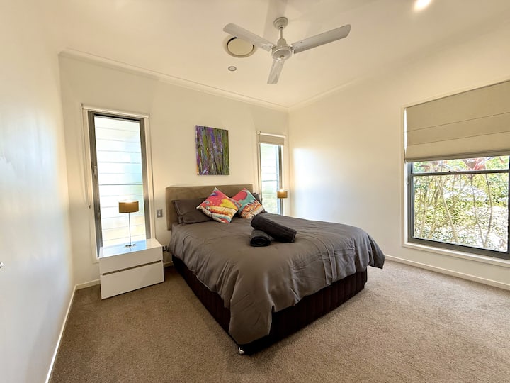 Udoban bračni krevet odjeven u čistu posteljinu. Uživajte u prekrasnom osjećaju otvorenosti koji stvaraju veliki prozori i prirodan pogled. Opustite se, opustite i uživajte u priobalnoj atmosferi - čeka vas savršen odmor uz plažu!