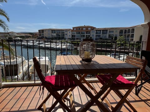 Nice 2-room, south-facing port view