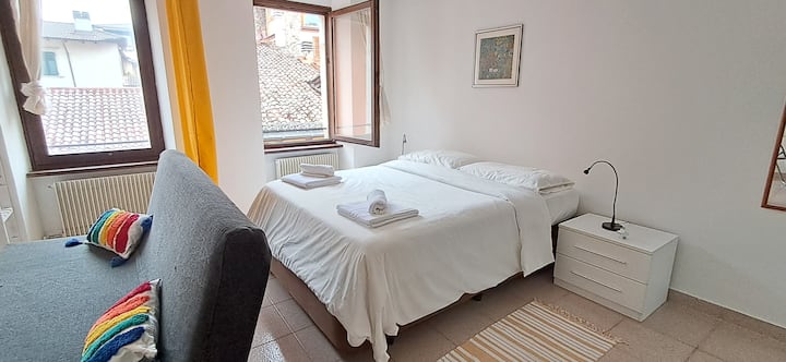 Veľká manželská posteľ S kvalitnými toppermi a posteľnou bielizňou.