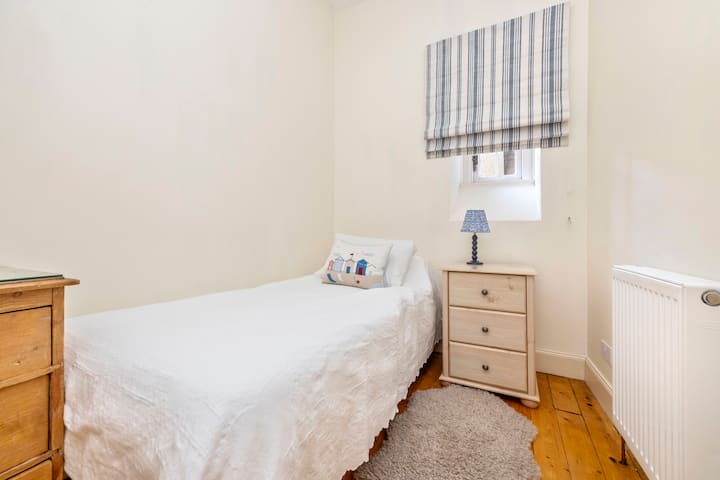 Toto je druhá spálňa s jednolôžkom.  Budete mať prístup k nočnému stolíku, ako aj k zásuvkám. 