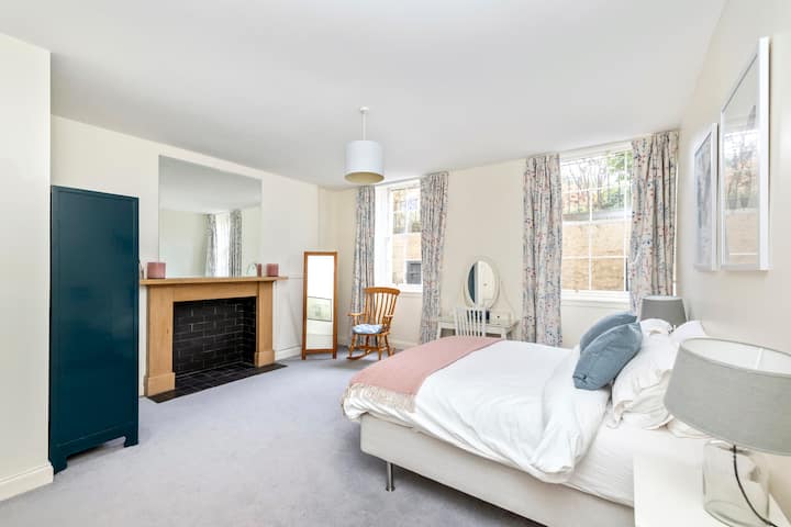 Toto je hlavná spálňa vybavená pohodlnou manželskou posteľou. Je zdobený okrasným krbom a je tiež vybavený veľkým zrkadlom, toaletným stolíkom a šatníkom. 