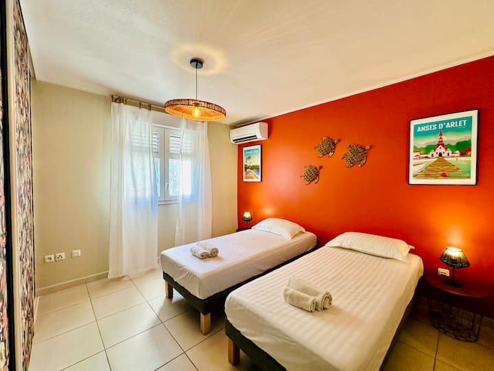 ห้องนอนปรับอากาศ 2 ห้องพร้อมเตียง 2 เตียงขนาด 90 ซม. (สามารถทำเตียงคู่ขนาด 180 ซม.) ตู้เสื้อผ้าขนาดใหญ่ + ห้องน้ำแยกต่างหาก (อ่างล้างหน้า ฝักบัว และโถสุขภัณฑ์) 