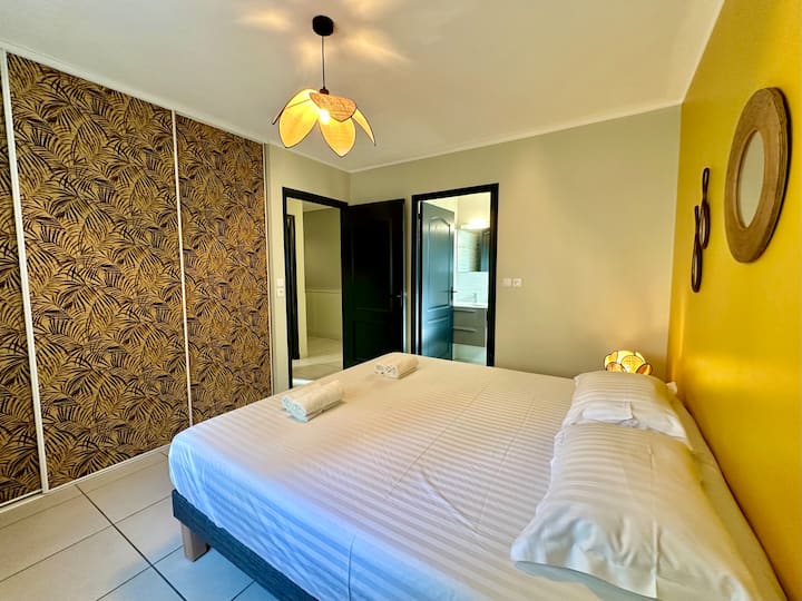 ห้องนอนปรับอากาศ 1 ห้องพร้อมเตียงขนาด 180 ซม. ตู้เสื้อผ้าขนาดใหญ่ + ห้องน้ำในตัว (อ่างล้างหน้า ฝักบัว และโถสุขภัณฑ์) 