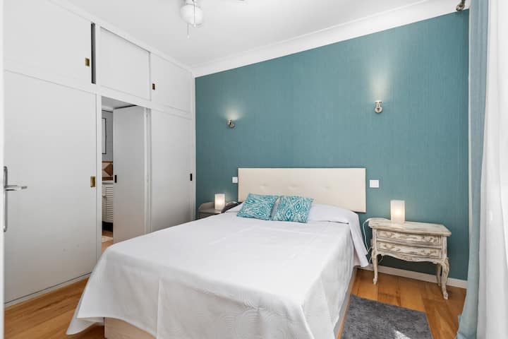 Chambre avec salle de bain privative.