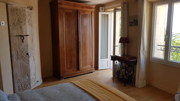 Spavaća soba s bračnim krevetom, vrlo svijetla, 2 prozora i prozorska vrata s pogledom na balkon na južnoj strani.