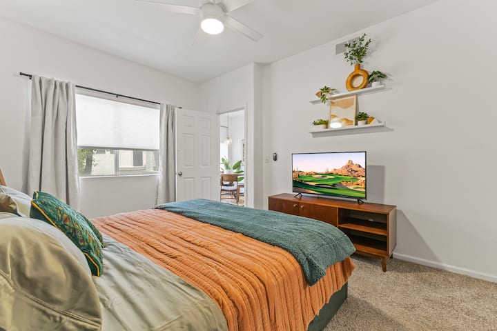 Baja la cortina de privacidad para que entre la luz y las cortinas opacas para dormir mejor. Colchón y almohadas tamaño king a estrenar. 