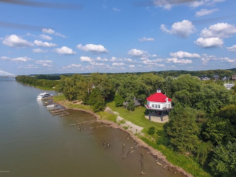Modern Waterfront Retreat – Comfort + Scenic Vibes