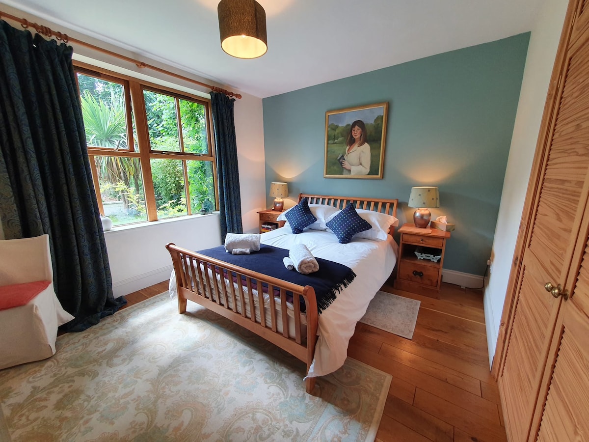 Dvokrevetna soba sa spojenom tuš-kabinom. Spavaća soba 1.