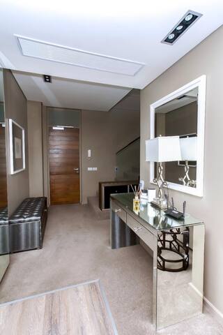 ZALS – Luxury Penthouse -Crystal Towers gallery image 4