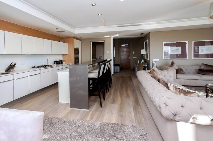 ZALS – Luxury Penthouse -Crystal Towers gallery image 5