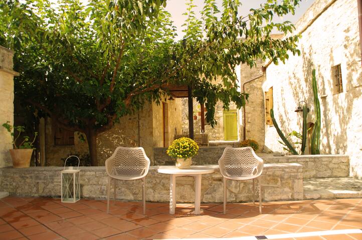 Private traditional villa with swimming pool gallery image 3