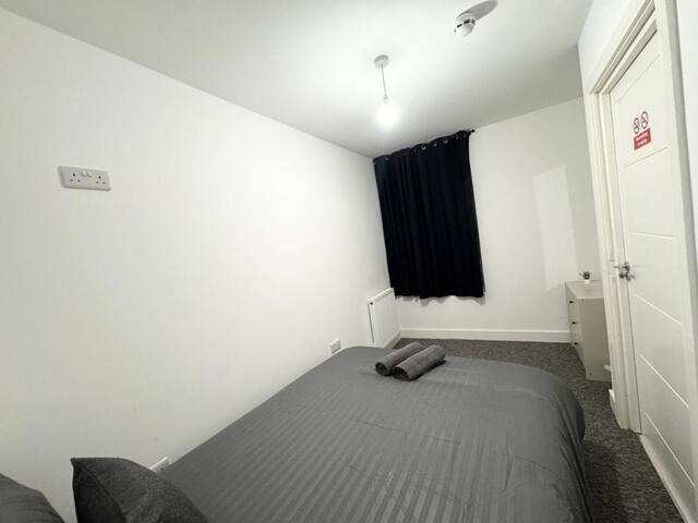 4BR Walk to Shops & Cafés gallery image 3