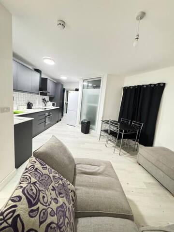 4BR Walk to Shops & Cafés